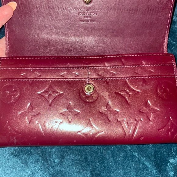 💯Authentic Louis Vuitton Vernis Bordeaux Sarah Wallet - Picture 2 of 16